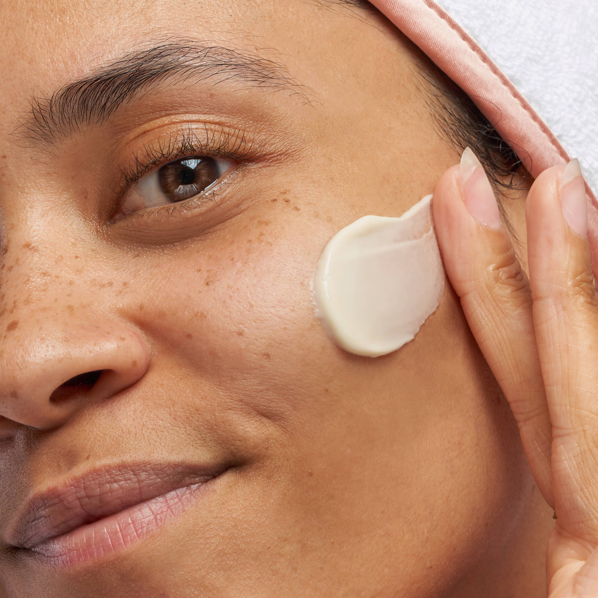 Floral face moisturizer with Hyaluronic Acid